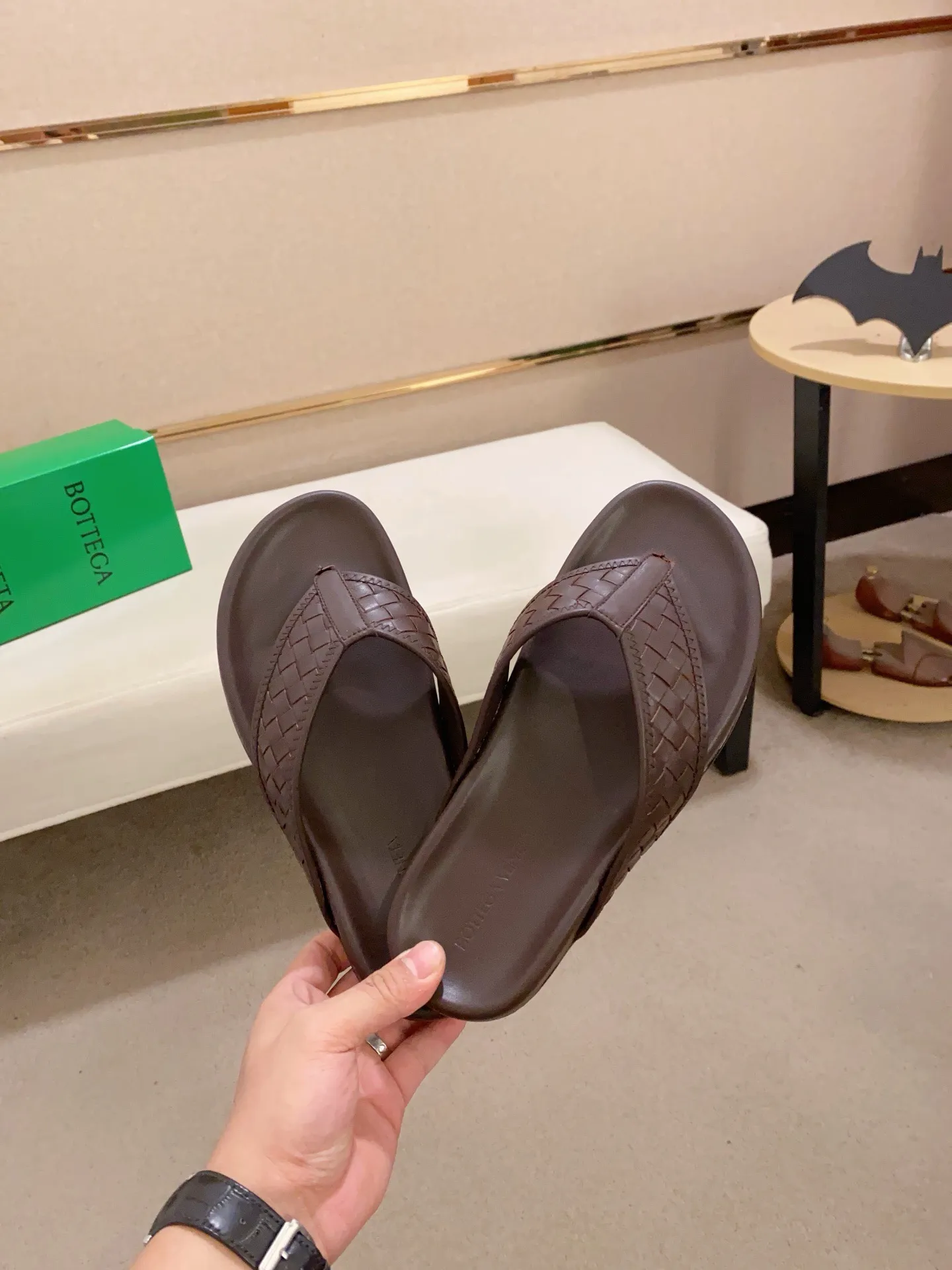 Men's shoes 💰: 320💰[BV~Bottega Veneta] Trendy new slippers are on the market. Same style as the official website. Counter quality [strong][strong][strong] Selected cow patent leather weaving. High-end atmosphere. Very cost-effective. Original wear-resistant rubber outsole. Fine workmanship. The upper layer of materials is used. The quality is visible. Shoe size 38-45.
